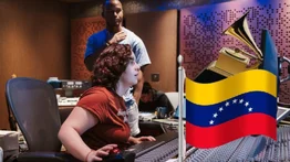 Ingeniera de sonido planta la bandera de Venezuela en los Latin Grammy