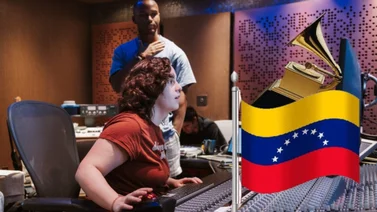 Ingeniera de sonido planta la bandera de Venezuela en los Latin Grammy