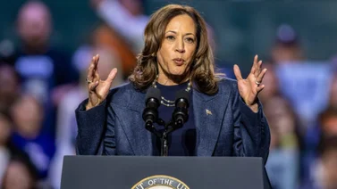 Kamala Harris es sorprendida mientras finge hablar por teléfono con un votante