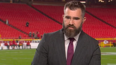 NFL: Jason Kelce se disculpó tras romper el teléfono de un aficionado que insultó a su hermano (+Video)