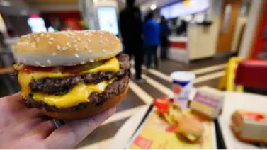 Este restaurante de comida rápida ofrecerá hamburguesas a $1 dólar por tiempo limitado Este restaurante de comida rápida ofrecerá hamburguesas a $1 dólar por tiempo limitado