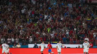Fanático vinotinto no pudo cantar el himno de Venezuela rodeado de chilenos (+Video) Fanático vinotinto no pudo cantar el himno de Venezuela rodeado de chilenos (+Video)