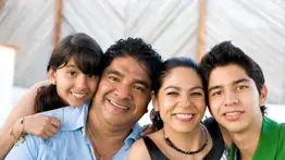 California aprueba indemnización histórica para familias latinas