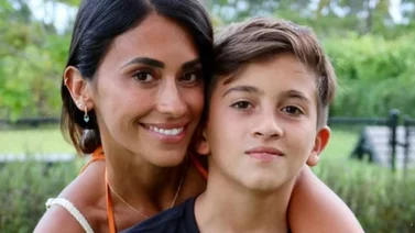 Esposa de Messi apoya a su hijo en su debut como futbolista 