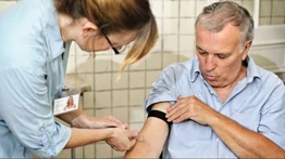 hombre en el hospital haciendo examenes