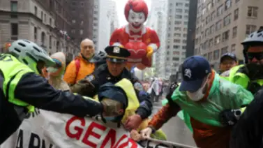 Manifestantes pro-palestinos interrumpen el desfile de Thanksgiving de Macy’s en Nueva York Manifestantes pro-palestinos interrumpen el desfile de Thanksgiving de Macy’s en Nueva York