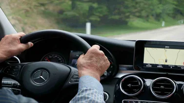 Persona conduciendo en España