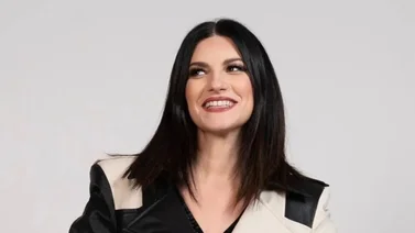 Así fue la aparatosa caída de Laura Pausini en su concierto (+Video)