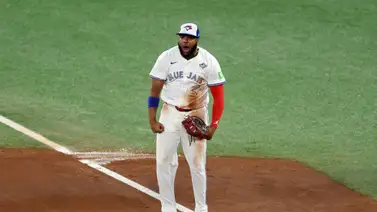 Joyita a la defensiva de Vladimir Guerrero Jr en el séptimo de la Serie Mundial Joyita a la defensiva de Vladimir Guerrero Jr en el séptimo de la Serie Mundial