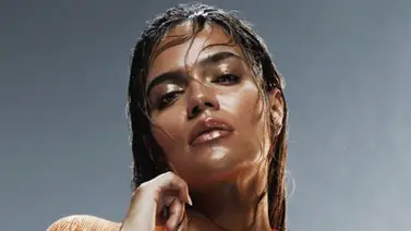 Karol G impone tendencia con sexy bañador naranja Karol G impone tendencia con sexy bañador naranja