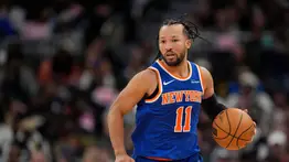 Alarma en NY: Jalen Brunson sale en muletas tras lesión en el tobillo derecho