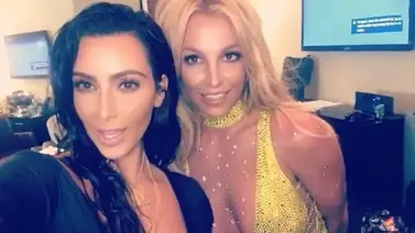 Britney Spears le da un beso de cariño a Kim Kardashian Britney Spears le da un beso de cariño a Kim Kardashian
