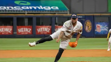 LVBP: Henderson Álvarez sufre un fuerte pelotazo y sale lesionado del juego LVBP: Henderson Álvarez sufre un fuerte pelotazo y sale lesionado del juego