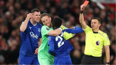 ¡Increíble lo ocurrido en Old Trafford! Expulsan a jugador por agredir a su compañero de club ¡Increíble lo ocurrido en Old Trafford! Expulsan a jugador por agredir a su compañero de club