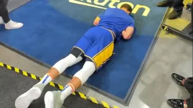 NBA: ¡Es humano! Esto le pasó a Stephen Curry al intentar su tiro imposible  (+Video)