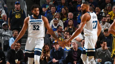 NBA: Mira el insólito doble bloqueo entre el dominicano Karl Anthony Towns y Rudy Gobert (+Video)