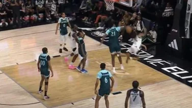 ¿Perreo en el baloncesto? Mira el irrespeto de este jugador luego de taponear a su rival (+Video)