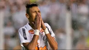 Neymar reacciona al descenso de su Santos a la B de Brasil Neymar reacciona al descenso de su Santos a la B de Brasil