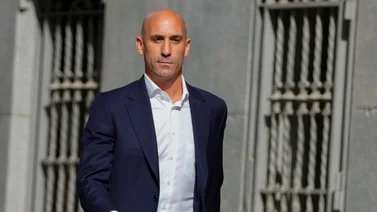Surgen nuevas acusaciones en contra de Rubiales por acariciar y besar a la fuerza a futbolistas inglesas