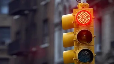¿Qué debe hacer un conductor si el semáforo en rojo no cambia a verde? Esto es lo que dice la Ley de Florida al respecto