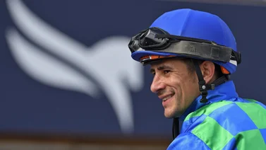 Junior Alvarado gana esta carrera el viernes en este hipódromo de Estados Unidos