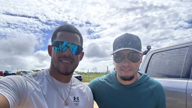 Unidos por una buena causa: Jugadores ayudan en la limpieza de comunidad boricua