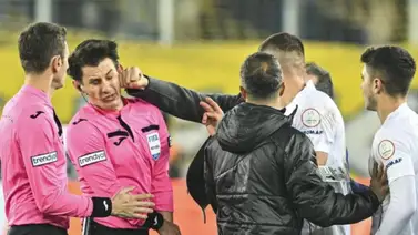 ¡Lamentable! El Presidente del Ankaragücü agrede al árbitro por pitar penalti en contra de su equipo ¡Lamentable! El Presidente del Ankaragücü agrede al árbitro por pitar penalti en contra de su equipo