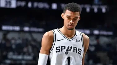 NBA: ¡Qué miedo! Víctor Wembanyama se salvó de esta escalofriante lesión (+Video)