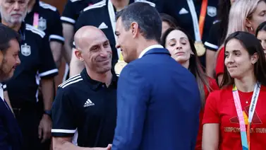 Luis Rubiales ataca al presidente Pedro Sánchez tras el escándalo del beso con Jenni Hermoso (+ Video) Luis Rubiales ataca al presidente Pedro Sánchez tras el escándalo del beso con Jenni Hermoso (+ Video)