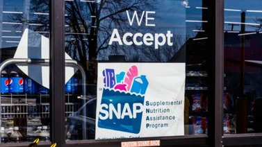 ¿Cuáles son los requisitos que deben cumplir los inmigrantes para poder recibir cupones SNAP?
