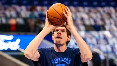 Mira cómo se ven unas cartas de UNO en las enormes manos de Boban Marjanovic (+Foto) Mira cómo se ven unas cartas de UNO en las enormes manos de Boban Marjanovic (+Foto)