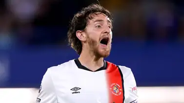 Así fue el momento en que el capitán del Luton Town de desmayó en pleno partido (+Video) Así fue el momento en que el capitán del Luton Town de desmayó en pleno partido (+Video)