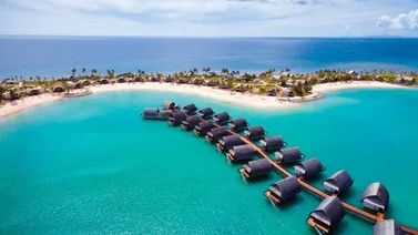 Ganó $2,000 millones de dólares en la lotería y se llevó a todos sus amigos a celebrar a esta isla exótica