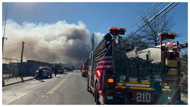 Incendió su propiedad con sus inquilinos dentro tras no recibir el pago del alquiler