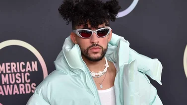 Bad Bunny se viste de Santa Claus para repartir regalos a los niños en Puerto Rico (+Video)