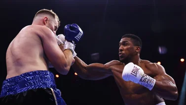 ¡Una lluvia de golpes! Anthony Joshua noqueó a Otto Wallin en pelea estelar (+Video)