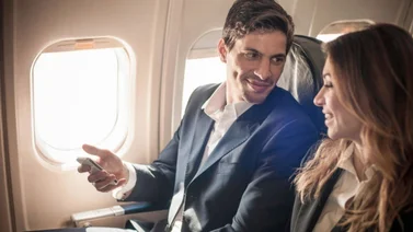 ¿Te imaginas conocer al amor de tu vida durante un vuelo en Navidad? Eso fue lo que pasó con esta pareja