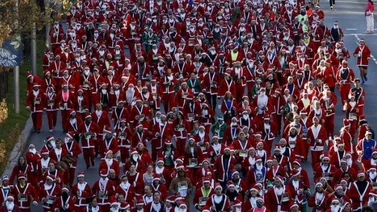 Al menos 7.000 corredores se vistieron de Papá Noel en las calles de Madrid