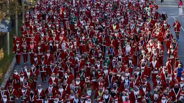 Al menos 7.000 corredores se vistieron de Papá Noel en las calles de Madrid Al menos 7.000 corredores se vistieron de Papá Noel en las calles de Madrid