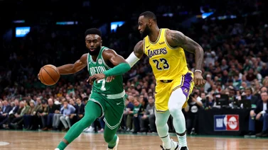 NBA: ¡Miedo en la noche de Navidad! LeBron James y Jaylen Brown sufren terrible lesión que enciende las alarmas (+Video)