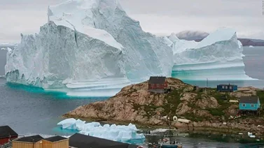 Impresionante masa de hielo se da la vuelta en medio del Océano (+Video)