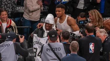 NBA: ¡Qué lujo! Mira el regalazo que le dio Giannis Antetokounmpo a Vinicius Jr. en pleno partido (+Video)