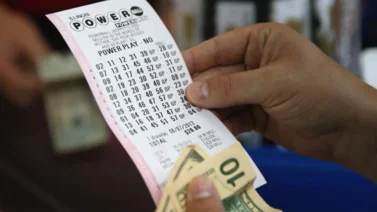 Hombre gana la lotería Powerball pero en la tienda donde adquirió el boleto se lo rompieron y esto fue lo que ocurrió