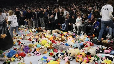 NBA: ¡Sorprendente! Fanáticos arrojan miles de peluches a la cancha en pleno partido (+Video)