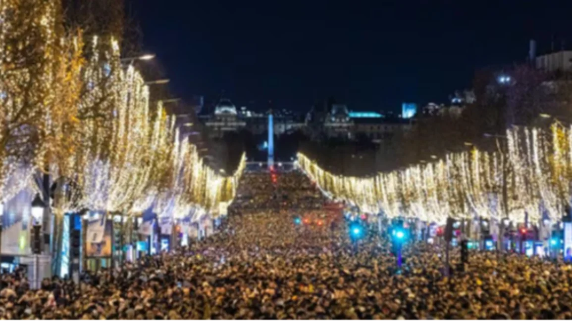 París Deslumbra en la Nochevieja 2024 con un espectáculo de luces inspirado  en las olimpiadas