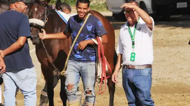 José Gregorio Rodríguez con la intención de tomarse par de fotos en jornada clásica de la Serie Hípica José Gregorio Rodríguez con la intención de tomarse par de fotos en jornada clásica de la Serie Hípica