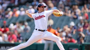 Shane Bieber regresará una temporada más a los Guardianes