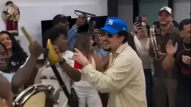 Bad Bunny lleva parranda navideña a vecinos en Puerto Rico Bad Bunny lleva parranda navideña a vecinos en Puerto Rico