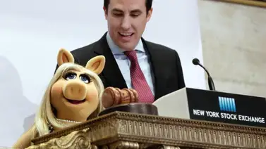 Antes que Trump, un Muppet tocó la campana de la Bolsa de Valores de Nueva York Antes que Trump, un Muppet tocó la campana de la Bolsa de Valores de Nueva York