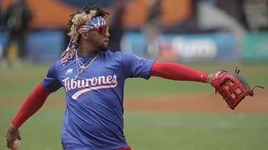 LVBP: Ronald Acuña recibe su anillo de campeón con Tiburones de La Guaira (+video)